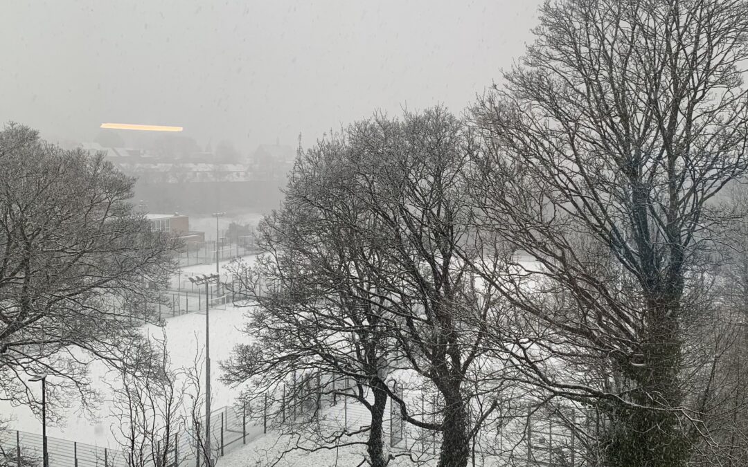 Met forecast snow to stay for the day with amber weather warning in place