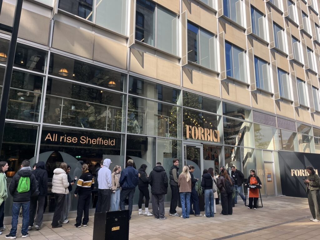 Queue's around the front of the pizza shop